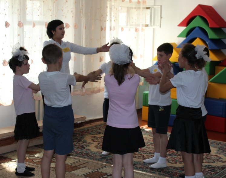 Урок по коррекционной по ритмике в 3 классе «Танцевальные движения в паре».