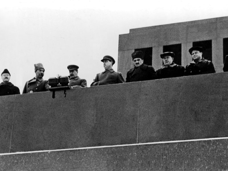 Внеклассное мероприятие «7 ноября - день воинской славы России. День проведения военного парада на Красной площади 1941 года».