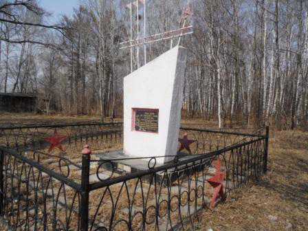 «Памятник на окраине села»