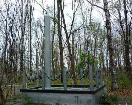 «Памятник на окраине села»