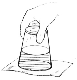 Стакан на листе бумаги. Перевернутый стакан. Опыт лист бумаги на стакан и перевернуть. Перевернутый стакан с водой. Опыт перевернутый стакан с водой и лист бумаги.