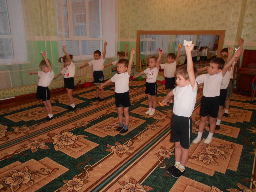 Физкультурное в первой младшей группе. Физкультурное занятие в средней группе. Физическая культура в детском саду. Физкультура в младшей группе. Физкультурные занятия дошкольников.