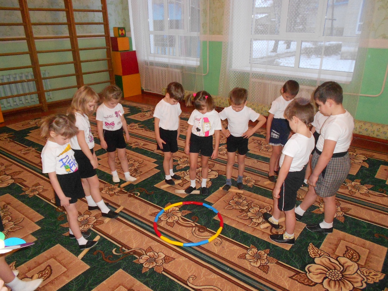Развитие движений старшая группа. Занятия в садике. Физкультурные занятия в ДОУ. Физкультурное занятие в средней группе. Физкультура в детском саду младшая группа.