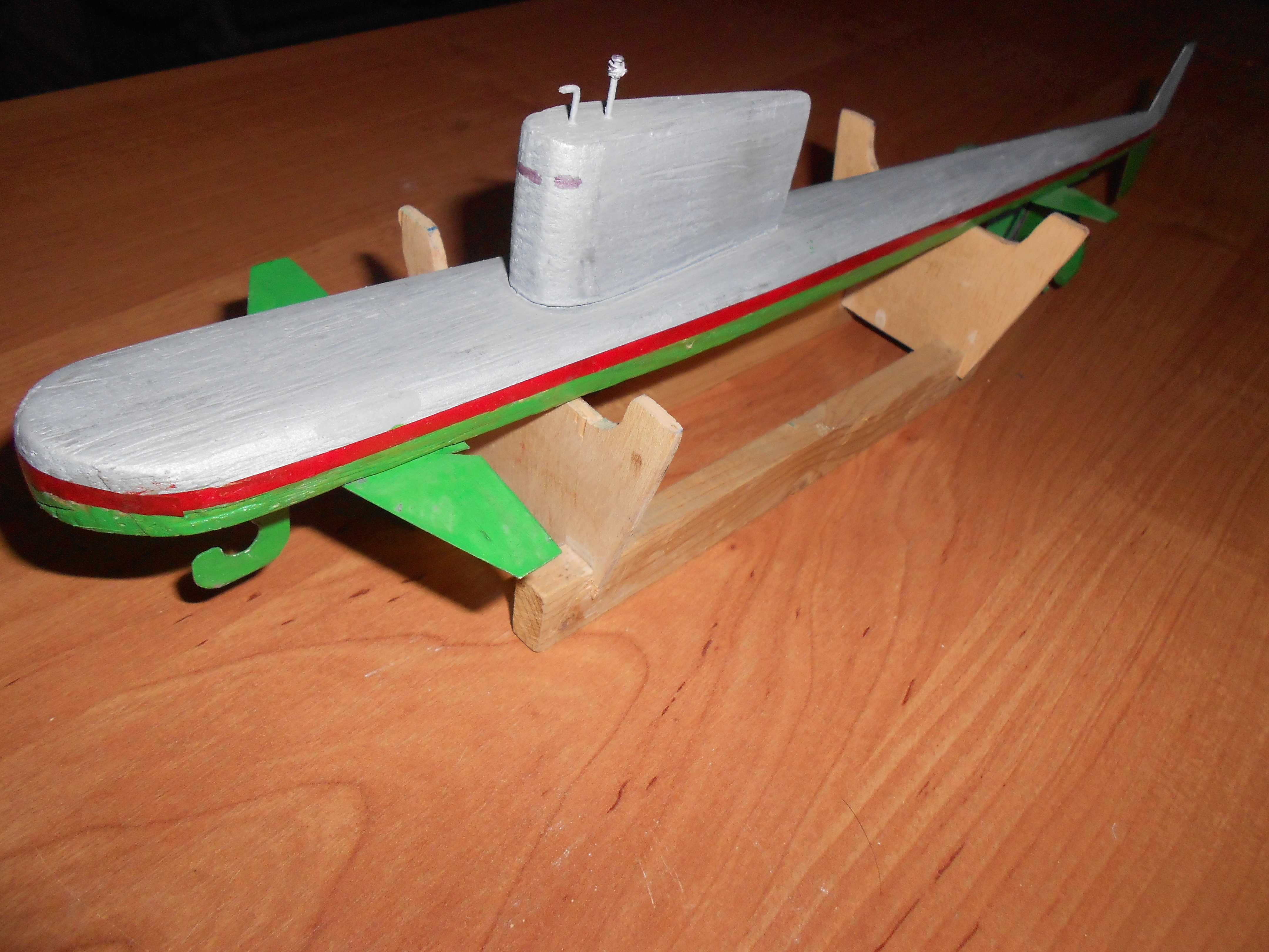 Модель подводной лодки на резиномоторе