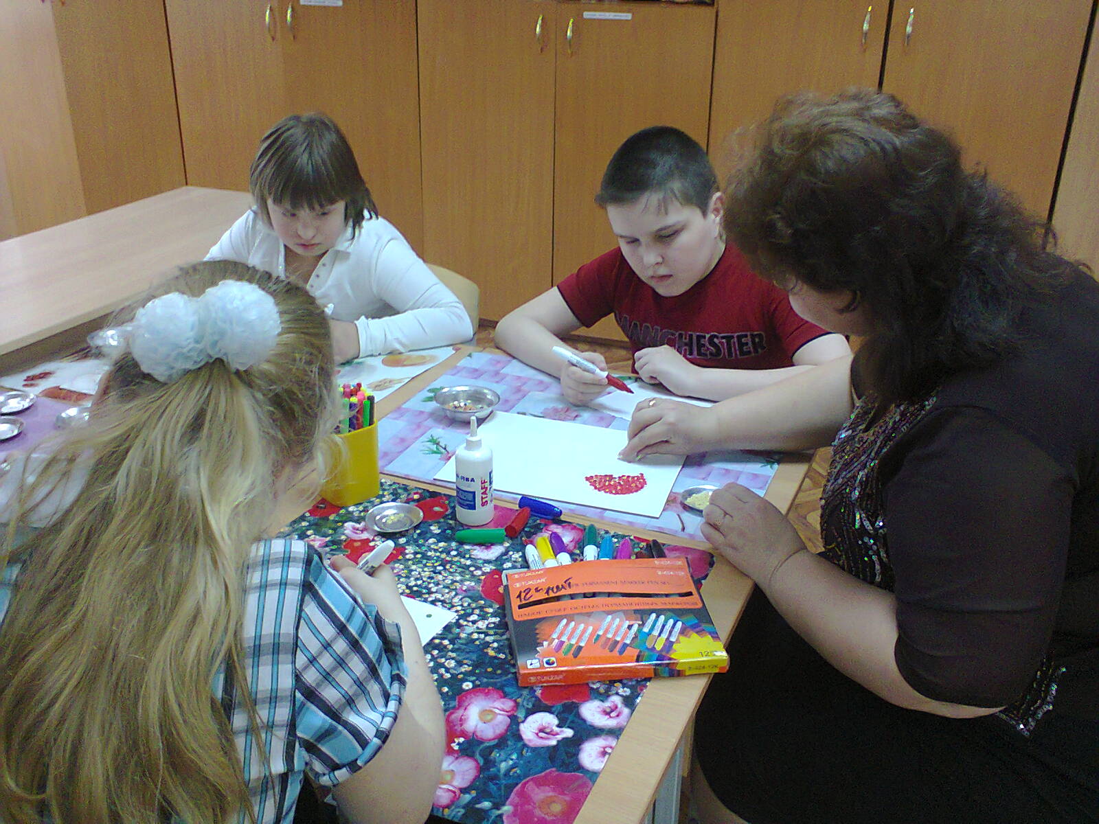 Конспект открытого урока по ремеслу в классе Особый ребёнок. Изготовление аппликации из макаронных изделий Воздушные шары.