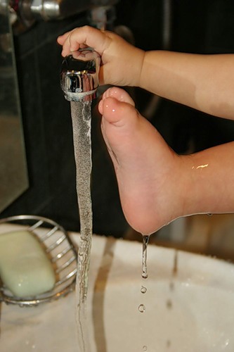 Мыть ноги холодной водой. Ноги под струей воды. Обливание ног холодной водой. Мытье ног в детском саду. Кулак под струей воды.