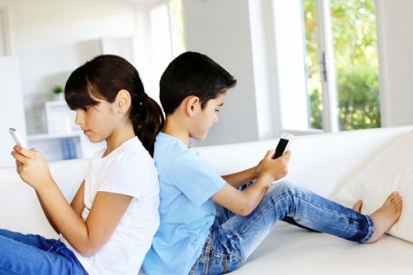 Мобильный телефон у школьника: необходимость или баловство