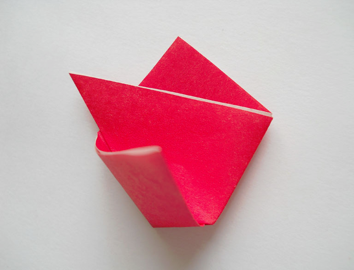 Внеклассное мероприятие по теме: Подарок к 8 марта. Работа с бумагой в технике оригами.Тюльпан.