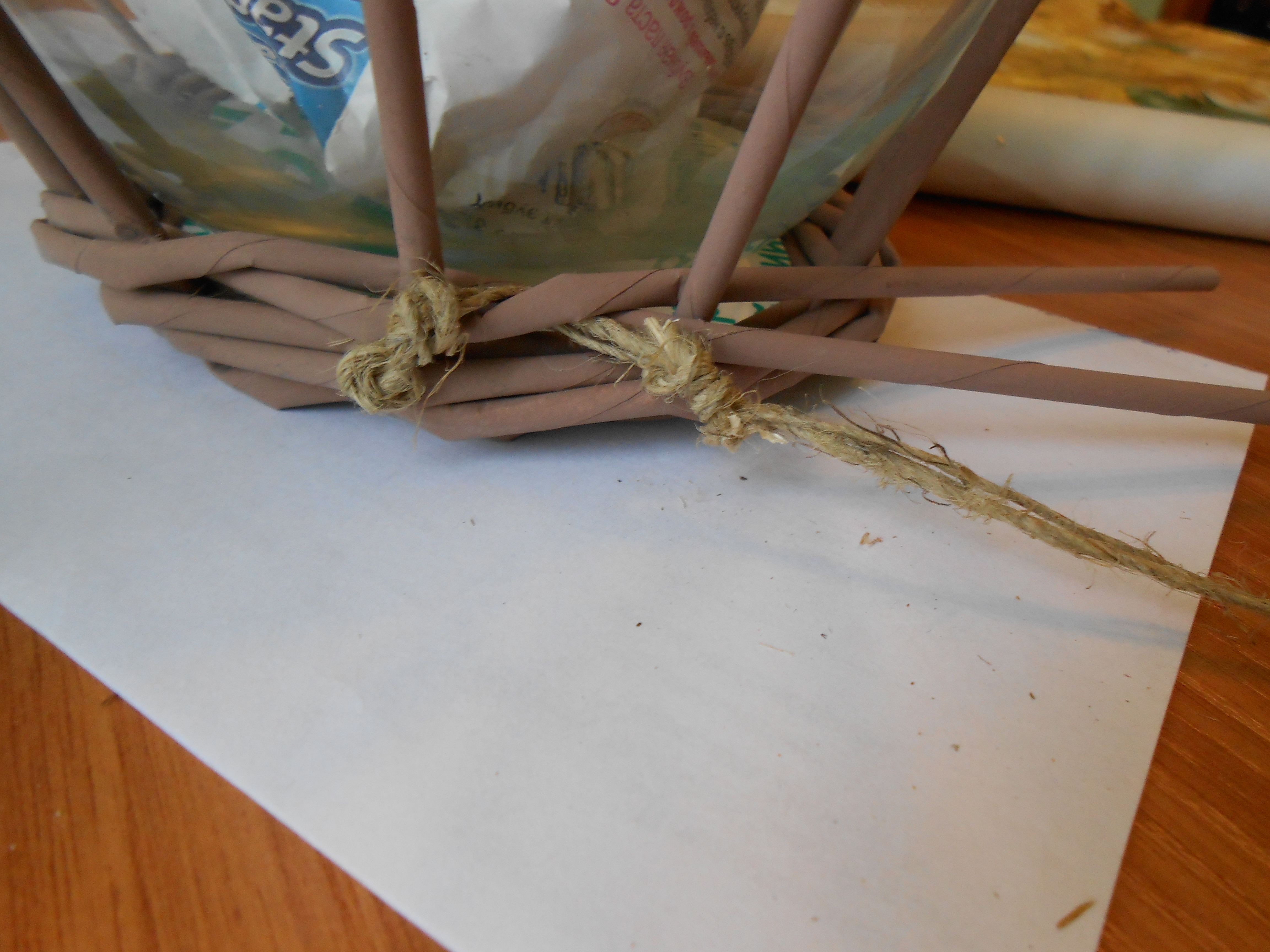 Мастер-класс по плетению из бумажных трубочек с декором из шпагата