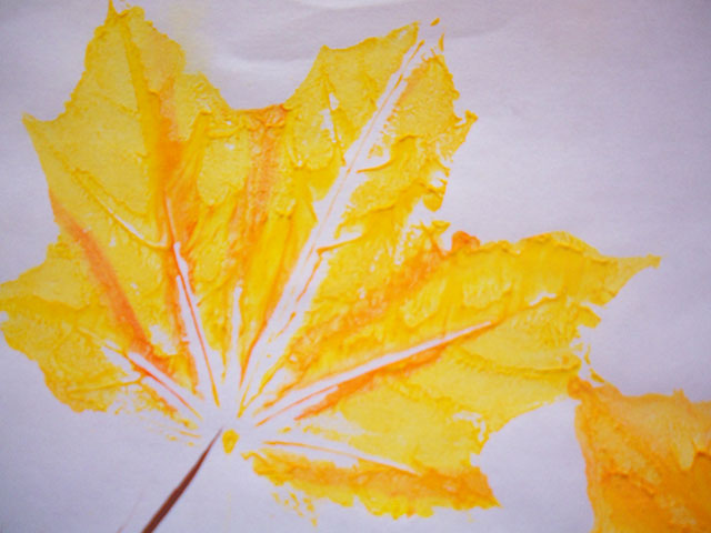 Урок по изобразительному искусству в 5 классе Тема урока: «Золотые краски осени» (Работа в технике тиснение листьев).