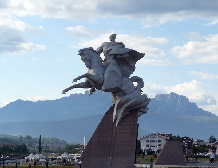 Памятник плиеву во владикавказе фото