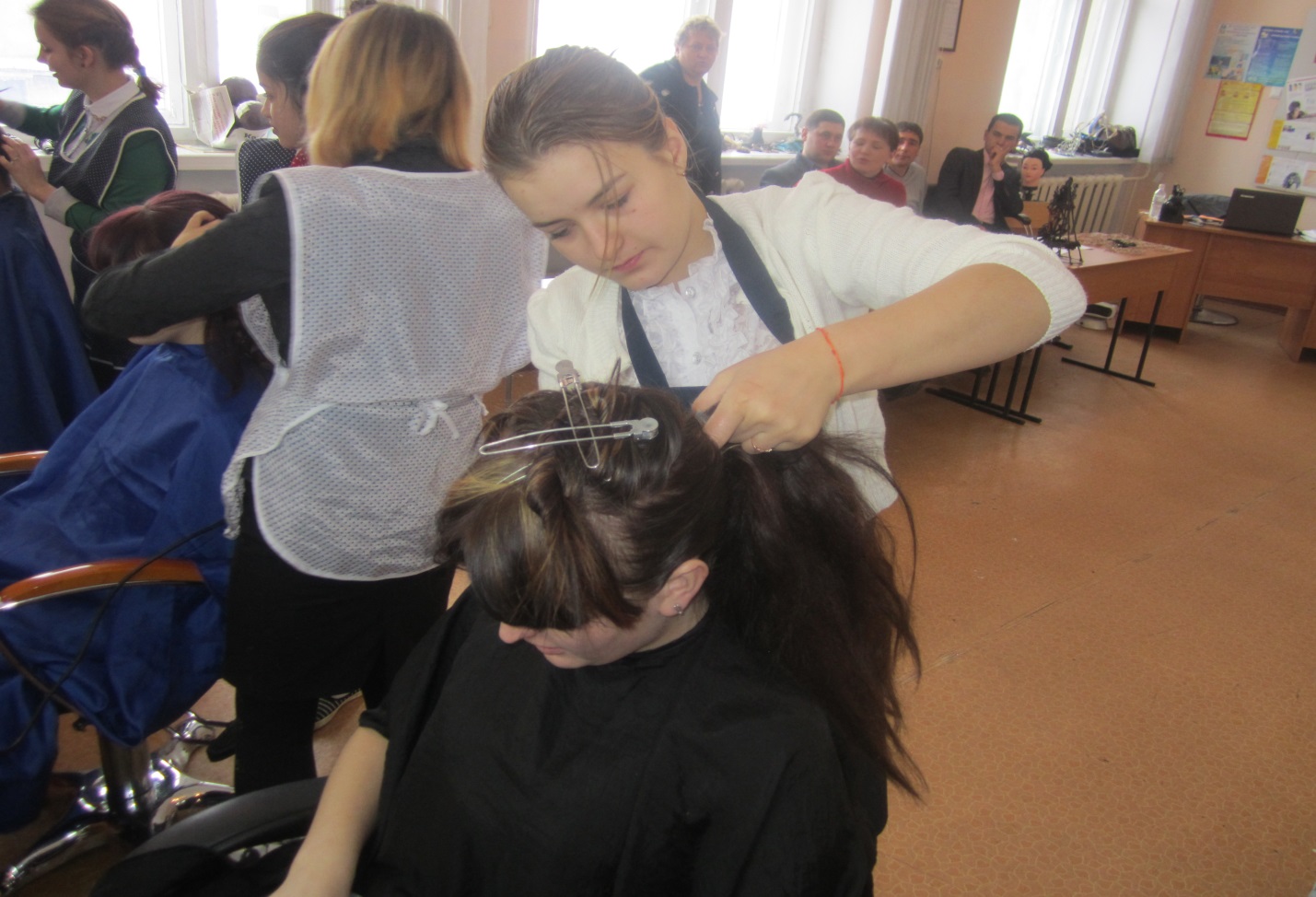 Открытый урок по технологии парикмахерских работ на тему Создание образа клиента