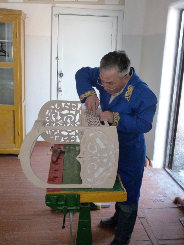 Изготовление казахских орнаментов из тонкой древесиной фанеры или коматекса.