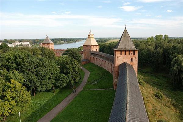 Урок ИЗО Средневековая архитектура Западной Европы. Романский и готический стили.