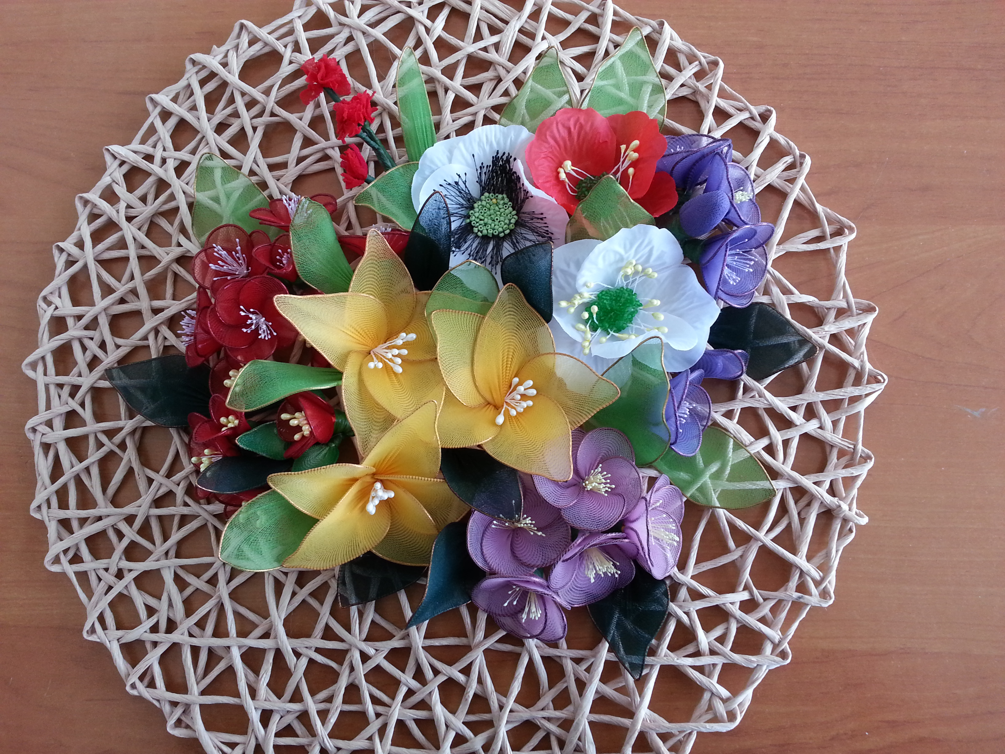 Изготовление декоративных цветов из капрона (7 класс)