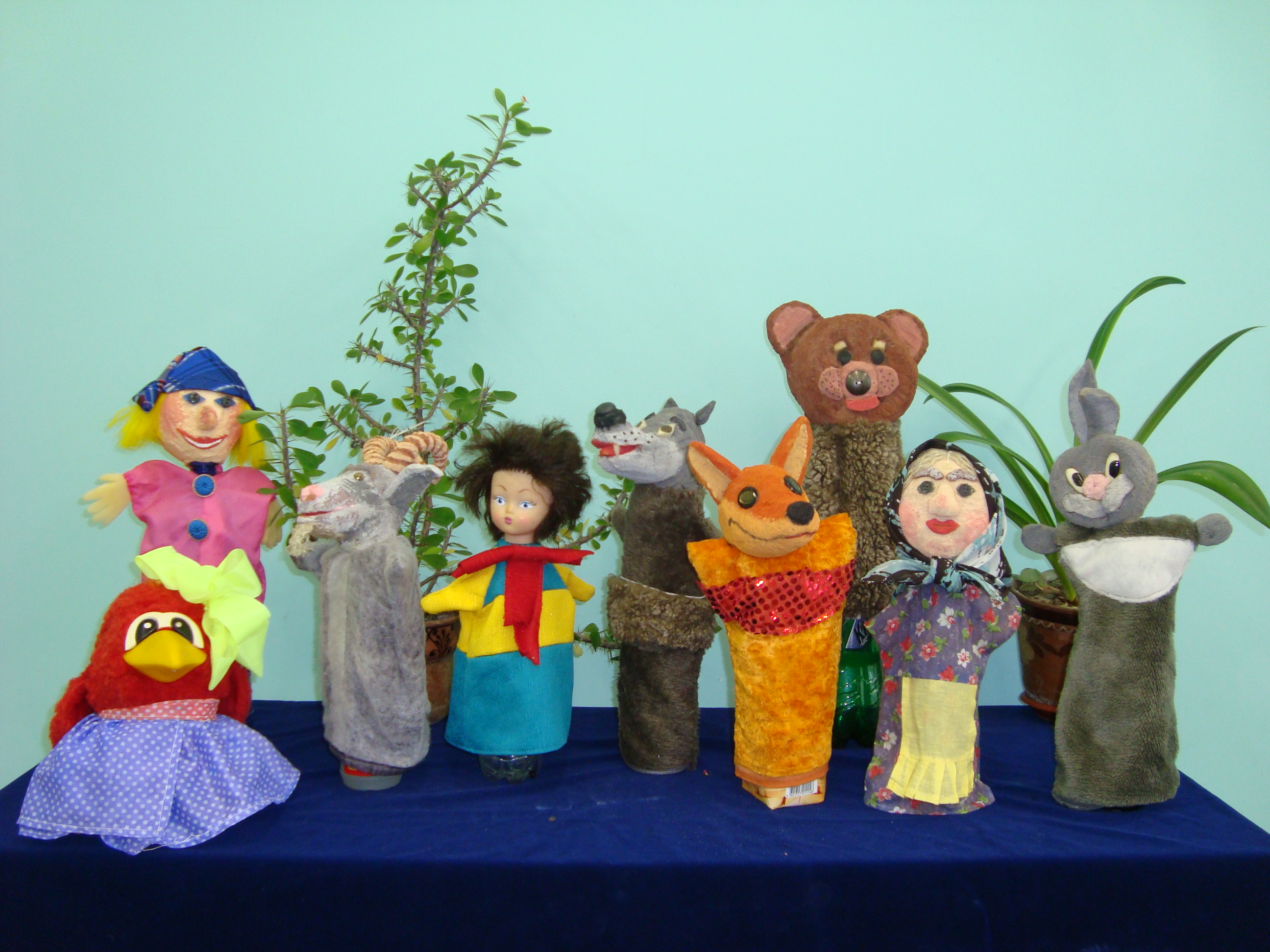 Театрализованный сценарий к году семьи. Кукольный спектакль театр кукол Кошкин дом. Кукольный театр в школе. Кукольный спектакль в детском саду. Куклы для спектакля.