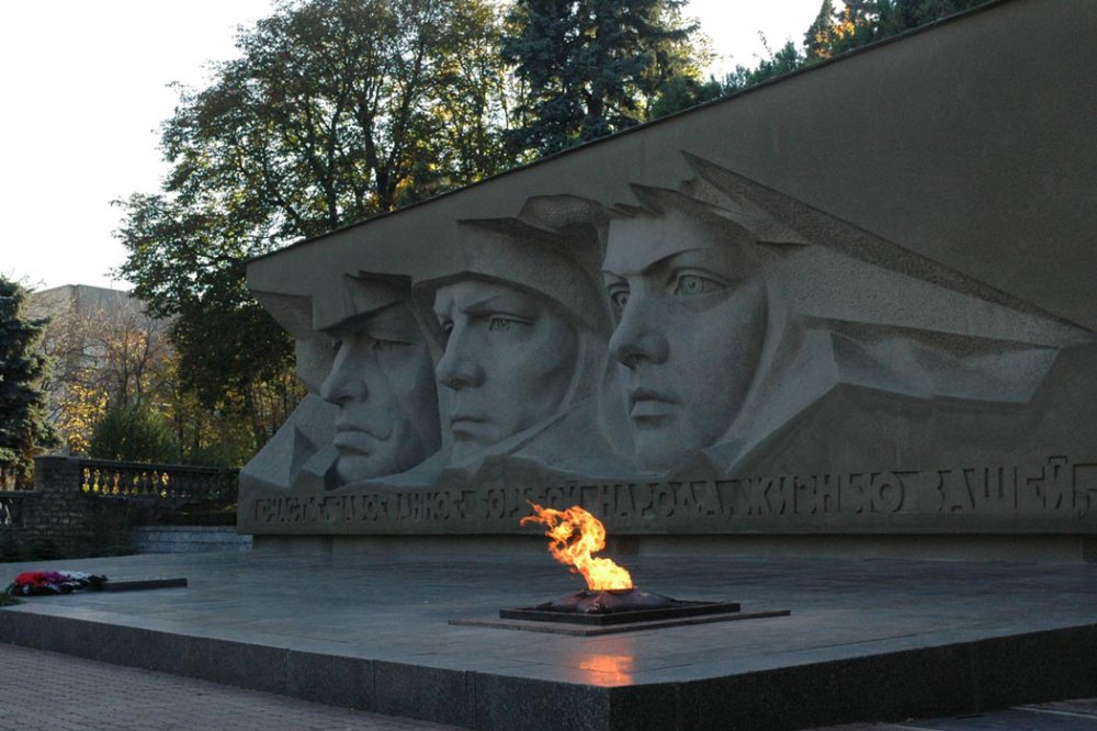 Фото памятников вов 1941 1945 цветные