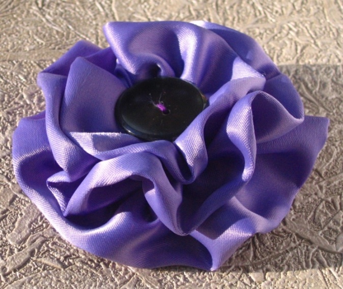 Мастер - класс о создании украшения броши в виде цветка из ткани.