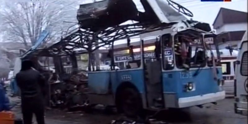 От 8 декабря 2003 г. Взрыв троллейбуса в Волгограде. 30 Декабря 2013 год Волгоград взрыв троллейбуса. Взрыв троллейбуса в Волгограде 2013. Теракт в Волгограде 30.12.2013.