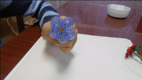 Мастер-класс по изготовлению цветка фиалки из бисера.