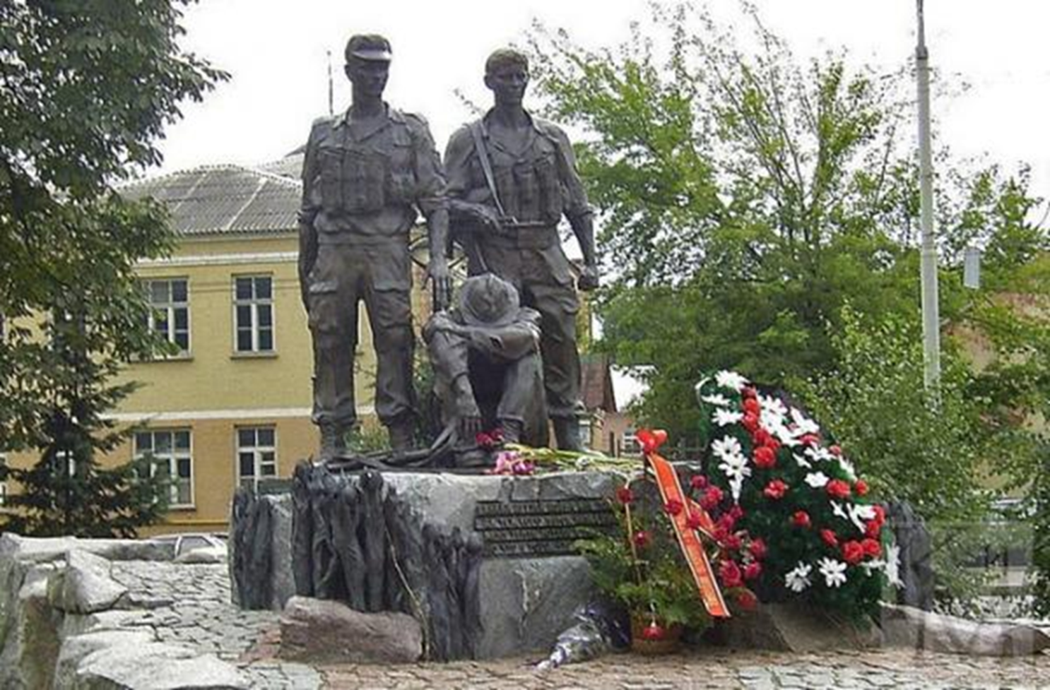 Памятник погибшим воинам-афганцам (Киевский район Донецка). Памятник советскому солдату в Афганистане. Памятник воину-интернационалисту (афганцу) в Ижевске. Памятник Афган Чечня.