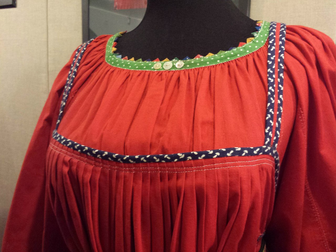 « Декорирование современного платья с применением лоскутной техники и вышивки в народном стиле»