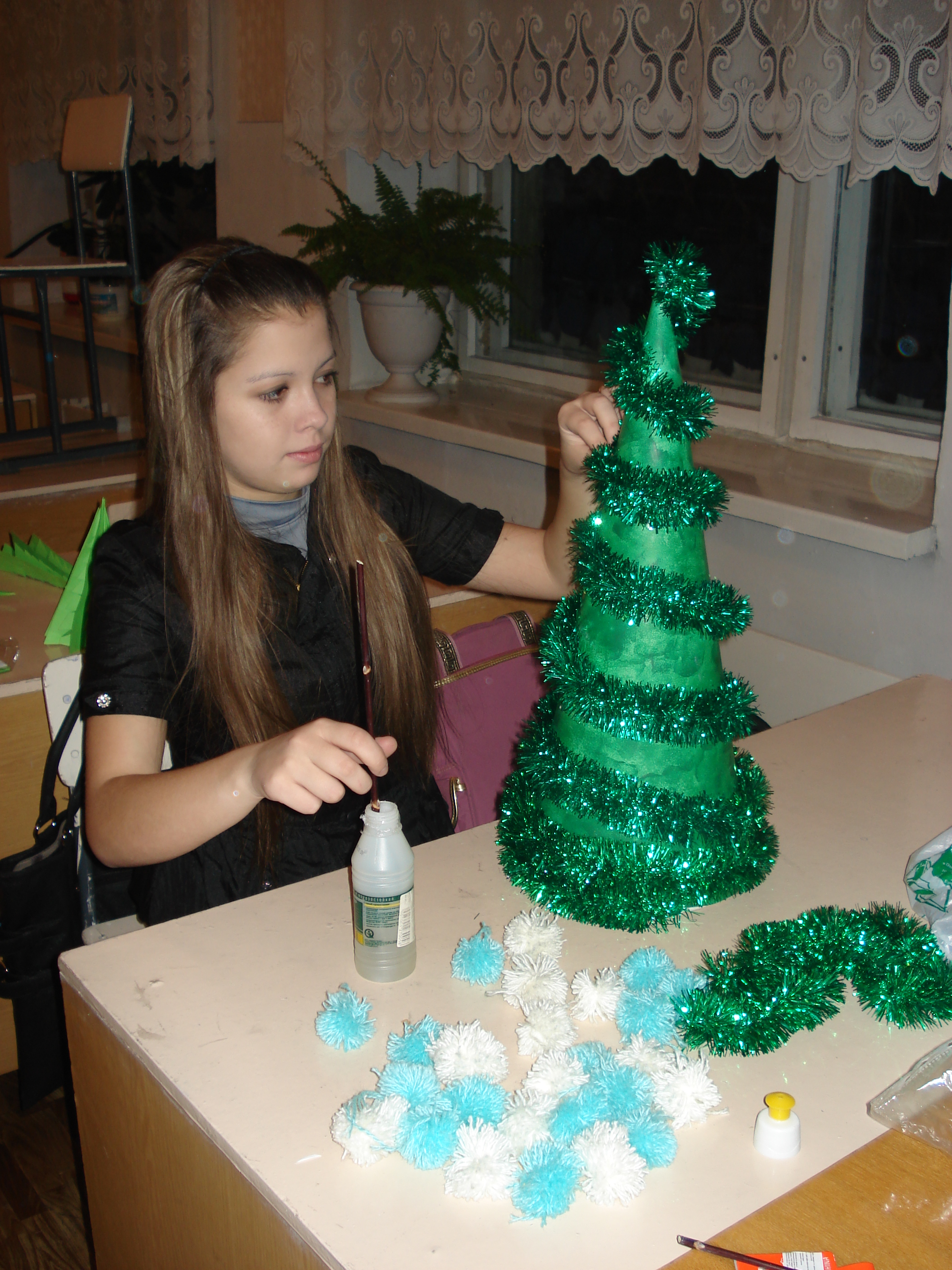 Урок технологии в 7 классе «Изготовление новогодней елочки».