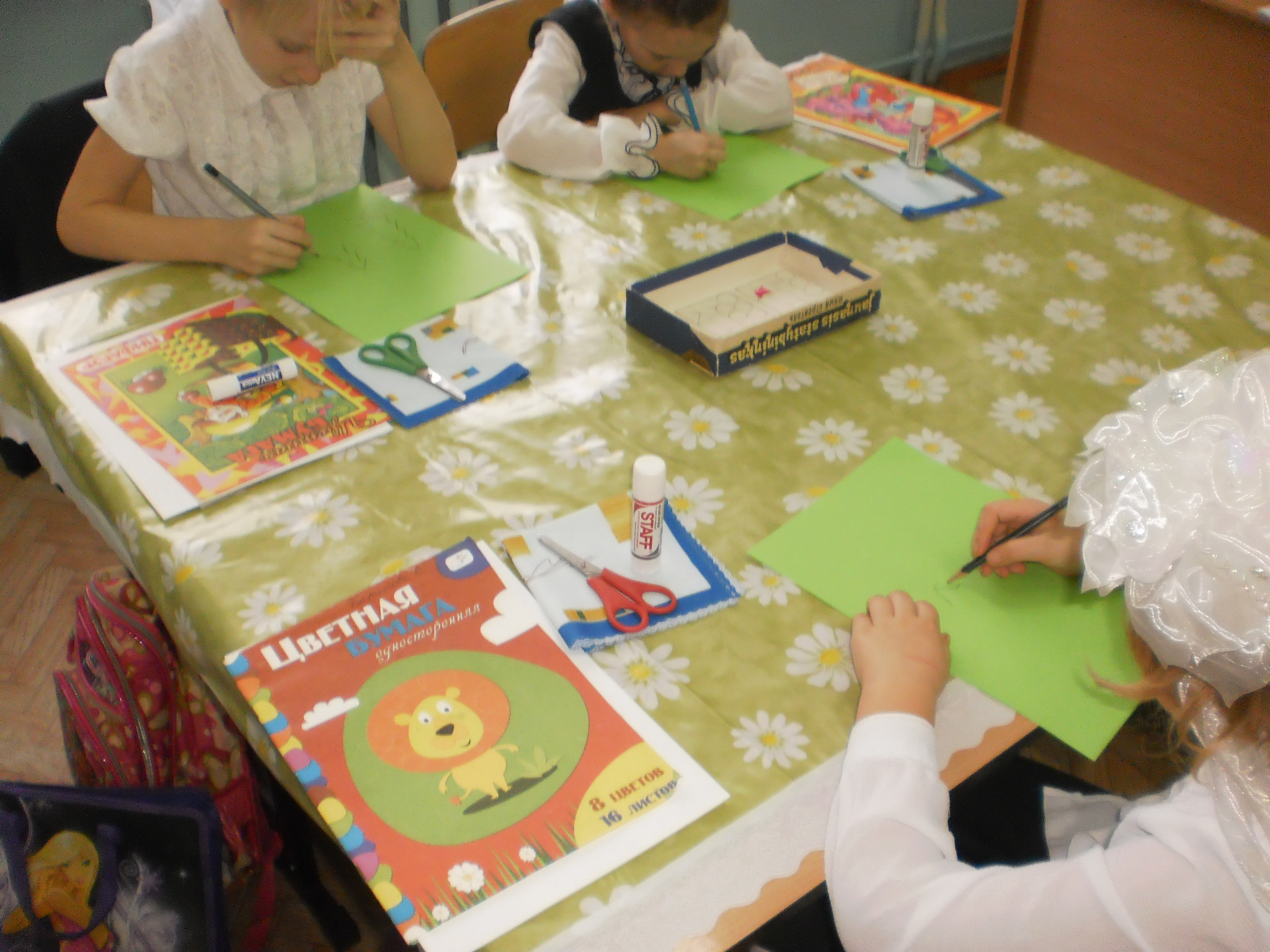 Урок технологии в 1 классе по теме: «Работа с бумагой. Изготовление объёмной новогодней открытки «Ёлочка».