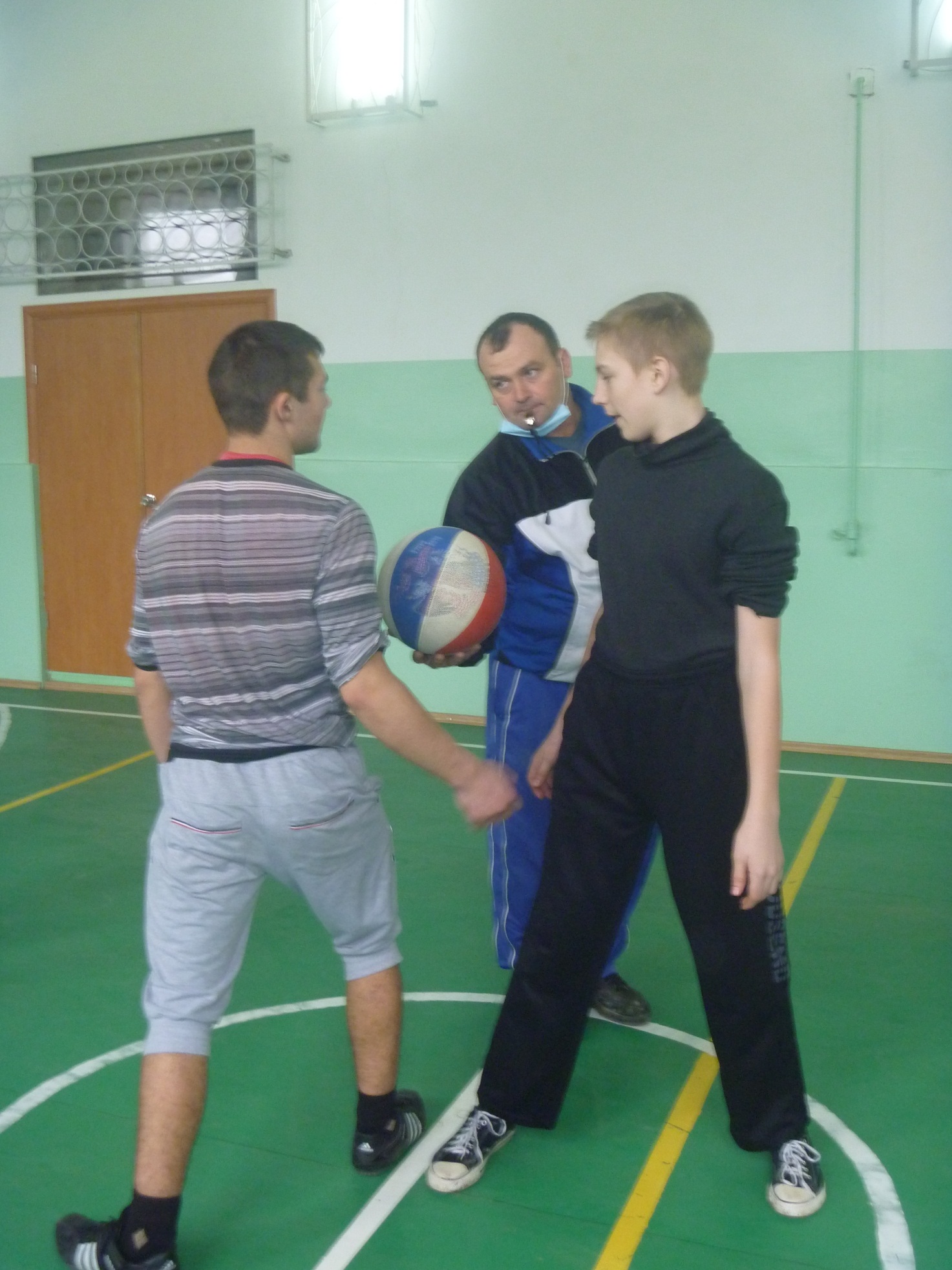 Тема: Совершенствование техники ловли и передач мяча в движении в баскетболе, в парах и группе.