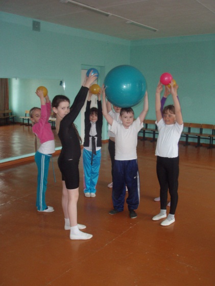 Детский танец с мячом