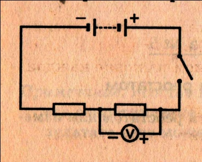 На фотографии электрическая цепь показания вольтметра