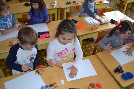 Конспект занятия по рисованию «Петушок» • Формировать умение детей использовать нетрадиционную технику рисования – печать ладошкой;