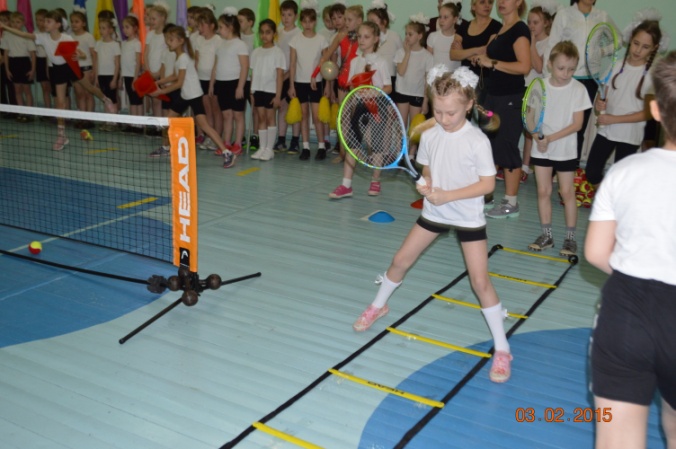 Теннис, как третий час урока физической культуры в школе для 1-4 классов.