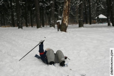 Конспект урока физкультуры на тему Передвижение скользящим шагом. Повороты на месте переступанием вокруг пяток лыж. (2 класс)