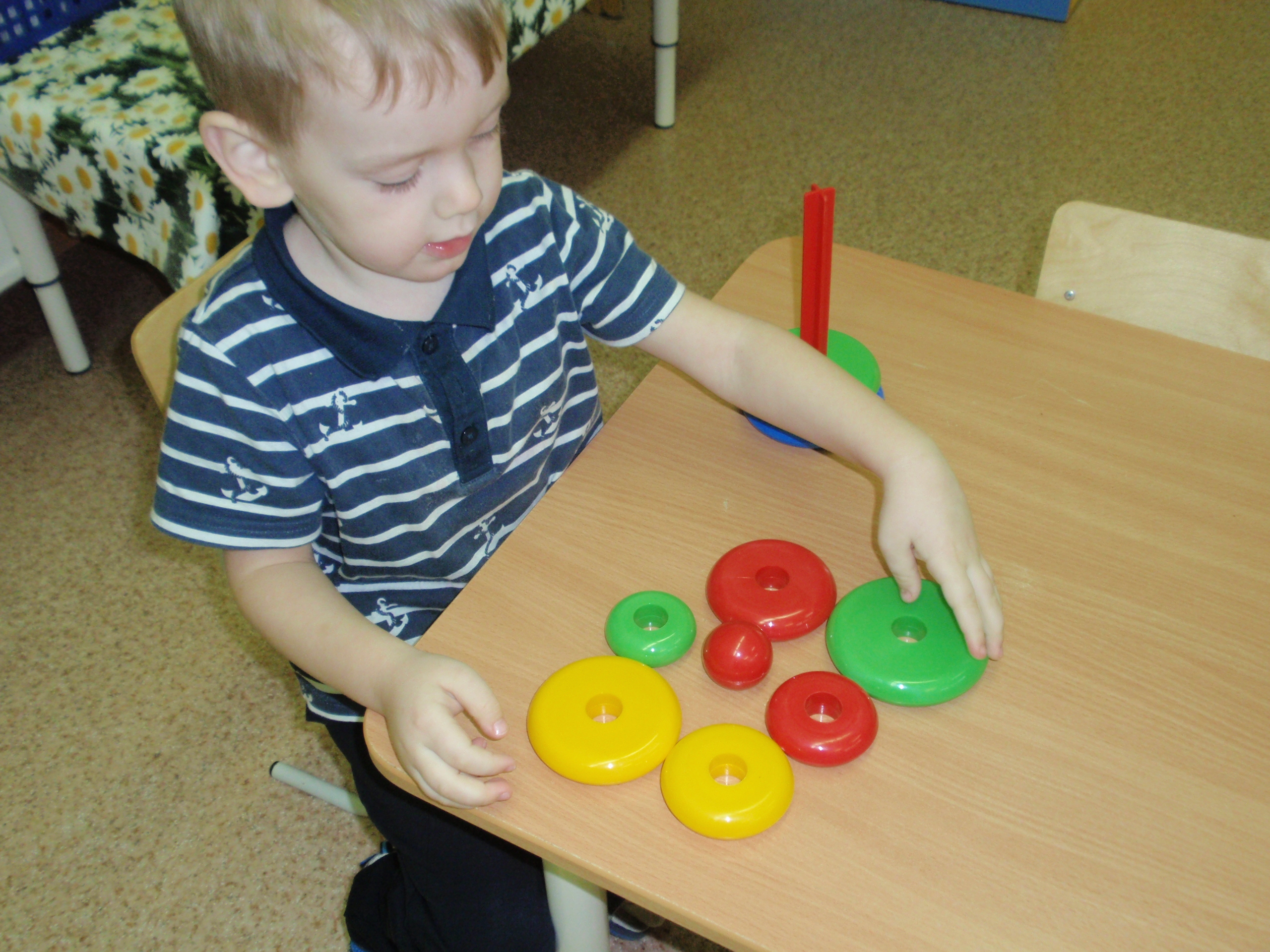 Дети играют в дидактические игры в детском саду фото