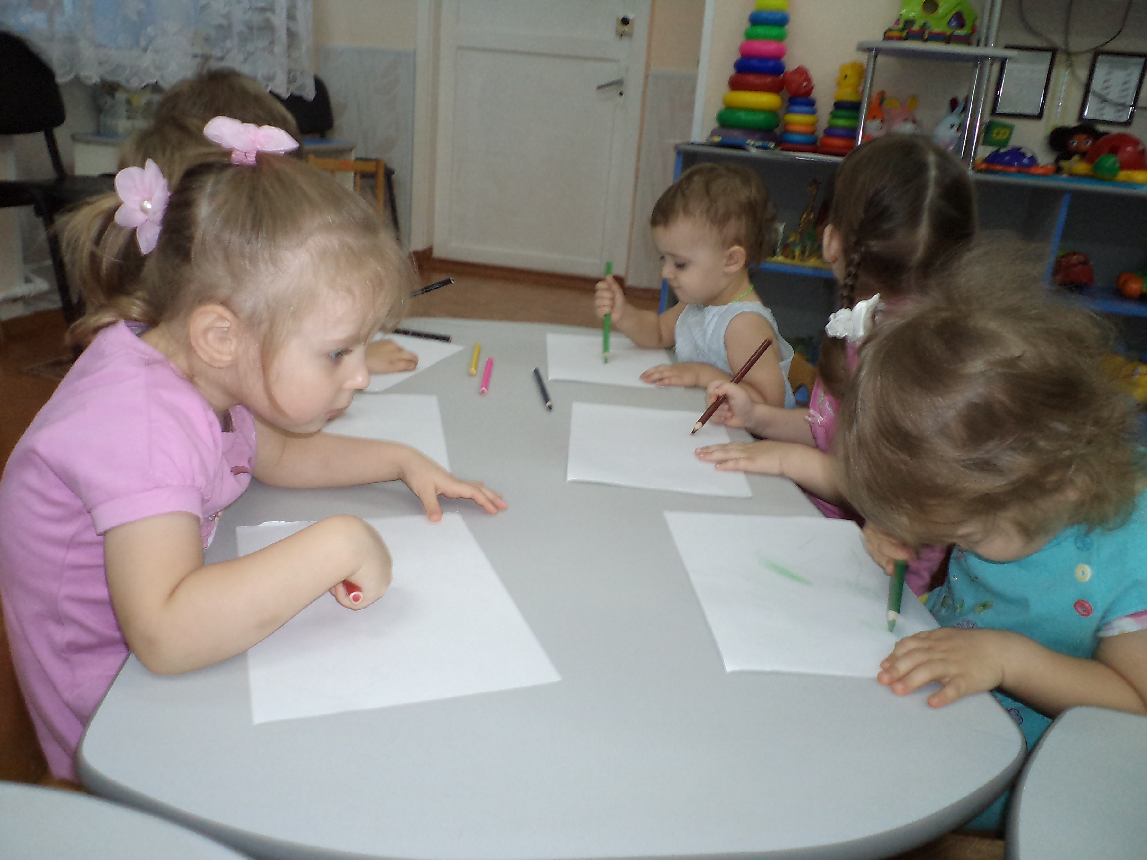 Методическая разработка Особенности изобразительной деятельности детей раннего возраста.